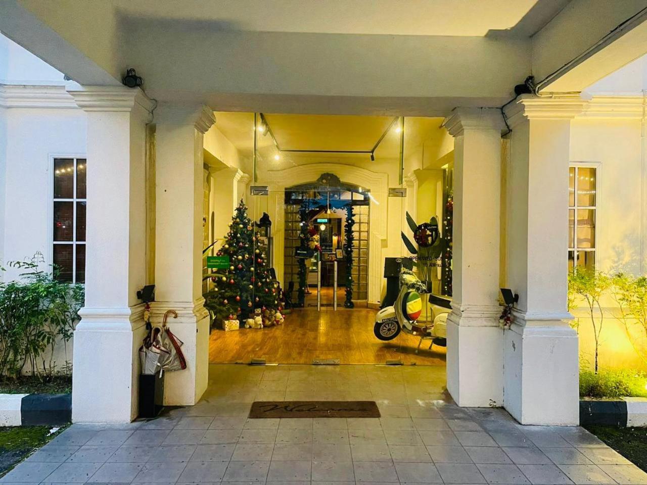 Indulgence Living Hotel 3*